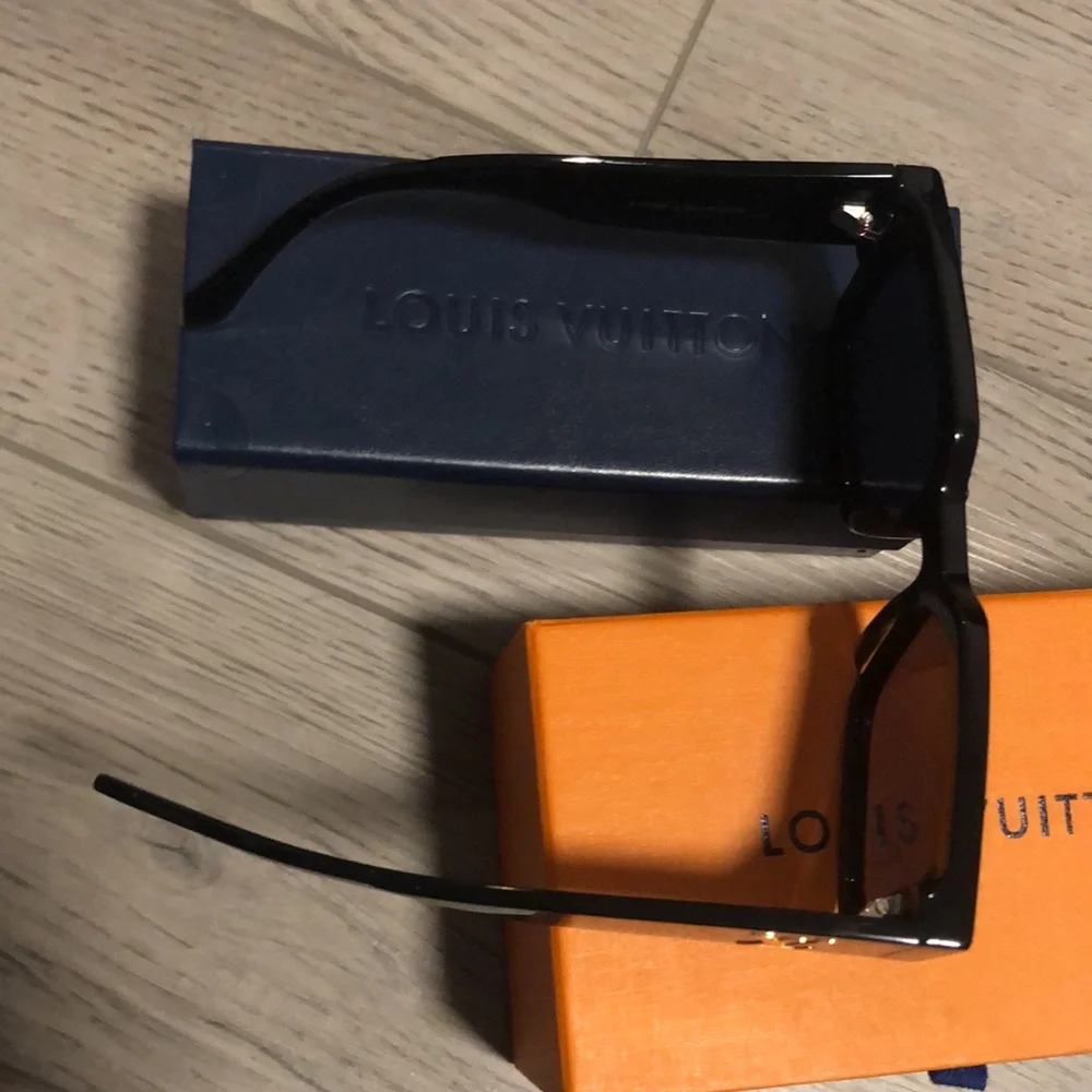 LV Clash Square Sunglasses Z1579E used once